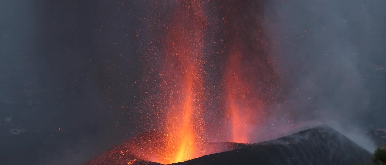 El volcán en erupción en La Palma desde el volcán de Tijuya