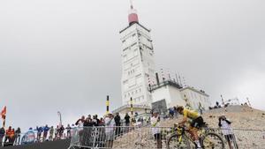 Tadej Pogacar, a punto de coronar el Ventoux por segunda vez.