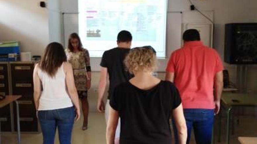 Alumnos de los ciclos de formación profesional del IES Cap de l&#039;Aljub realizando un taller de higiene postural que ha sido premiado recientemente.