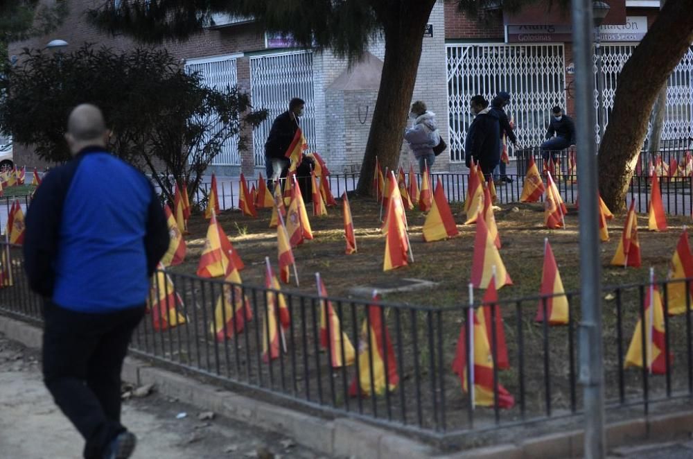 La Avenida Juan de Borbón de Murcia amanece con miles de banderas de España por las víctimas del coronavirus