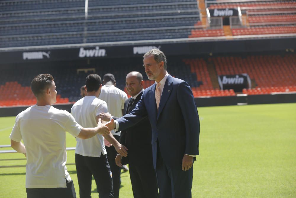 El rey Felipe VI felicita a la plantilla del Valencia CF por conseguir la Copa