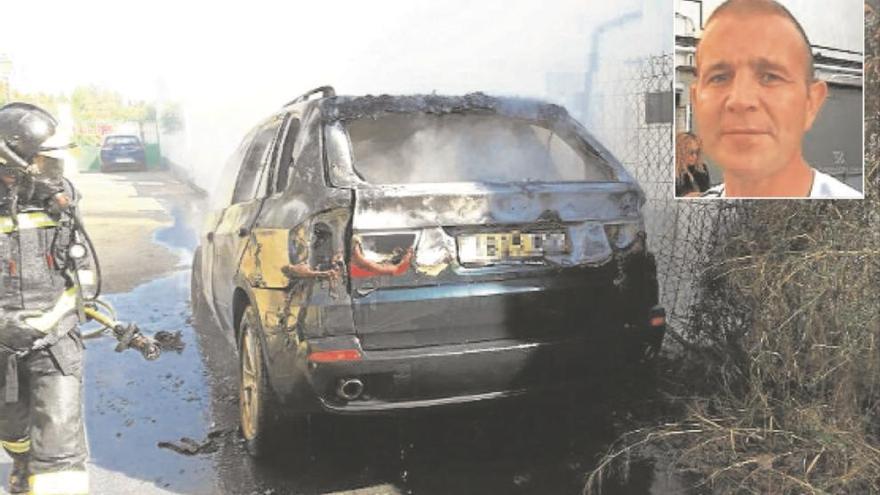 El coche en llamas con el supuestamente huyeron los presuntos asesinos de Gerard Kavanagh (en la foto superior).