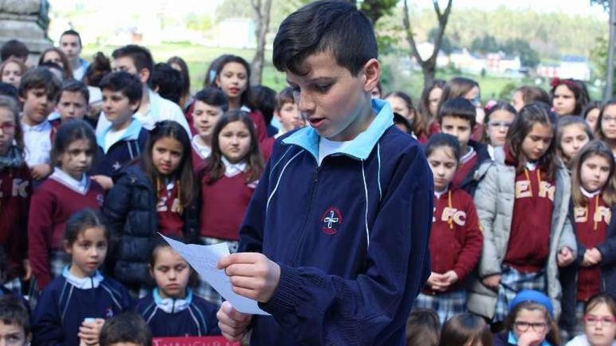 Arriba, foto de familia, junto al monumento en memoria del literato, y sobre estas líneas, Lucas Fernández, leyendo unas palabras del autor.