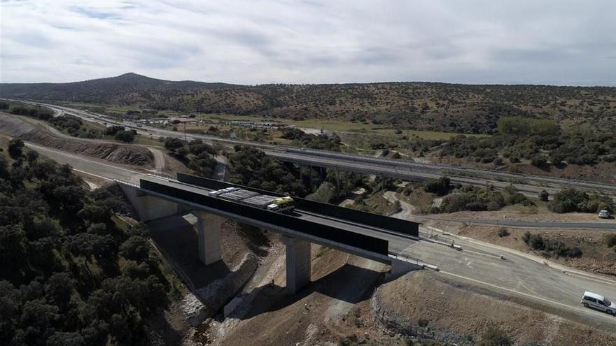 Tres nuevos viaductos del trazado del AVE cacereño pasan las pruebas de carga