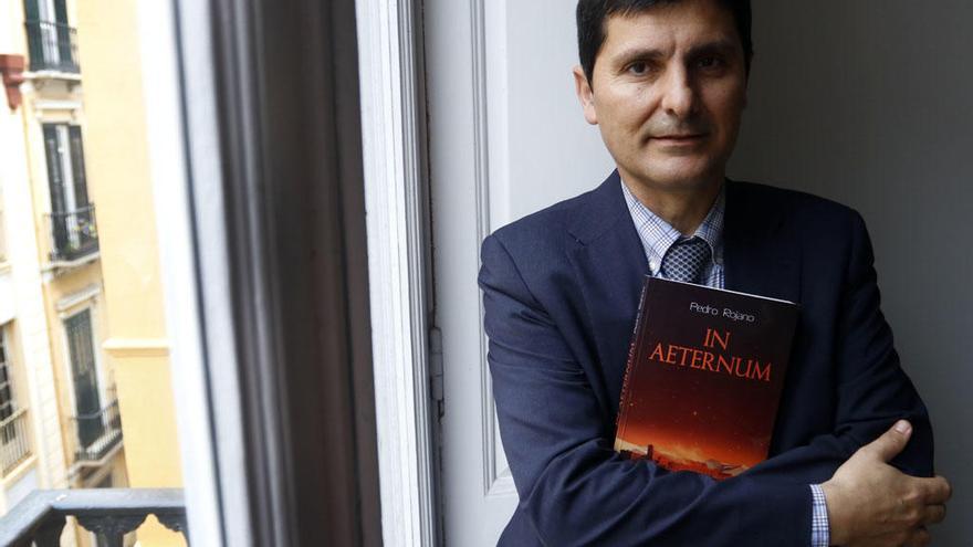 Pedro Rojano posa con su libro, &#039;In Aeternum&#039;, que ha sido publicado este mismo año.