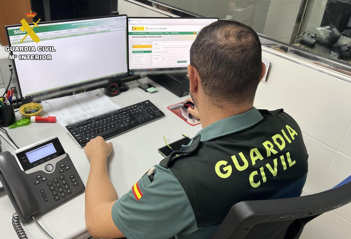 Un agente de la Guardia Civil