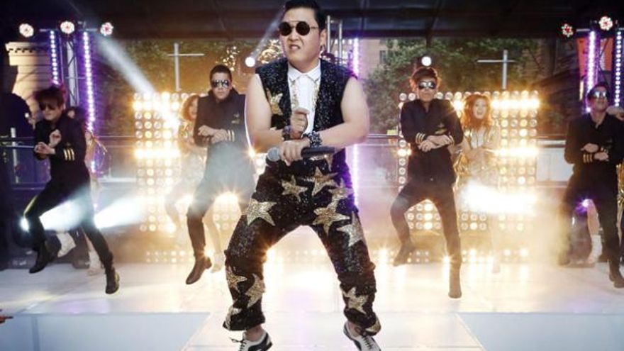 PSY, durante una actuación