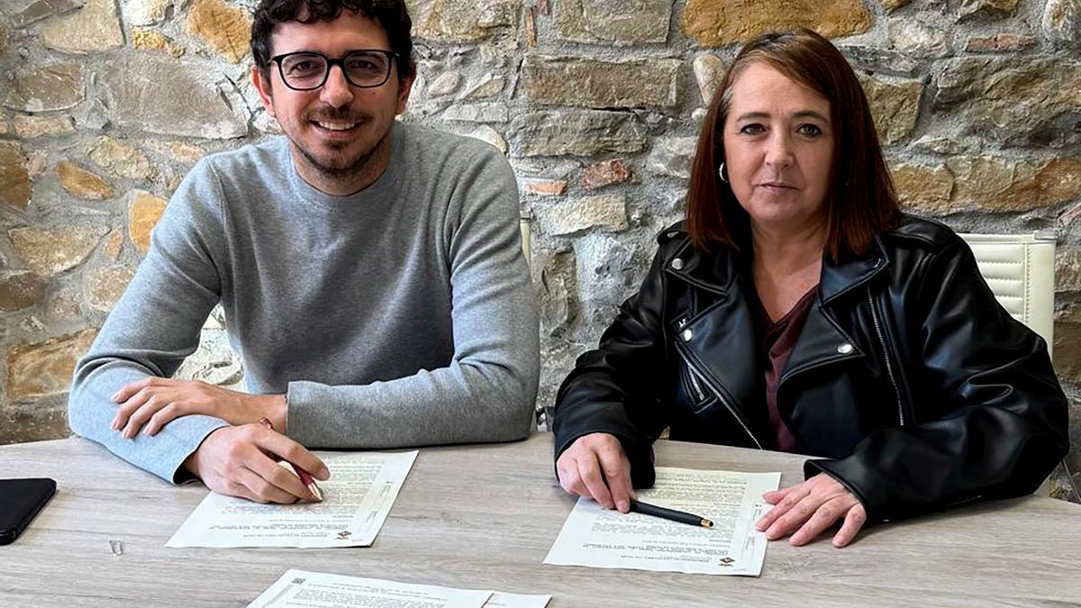 L'alcalde, Adrià Valls, i la presidenta del Futsal Castellbell, Mari Bach Bollo, en la signatura del conveni