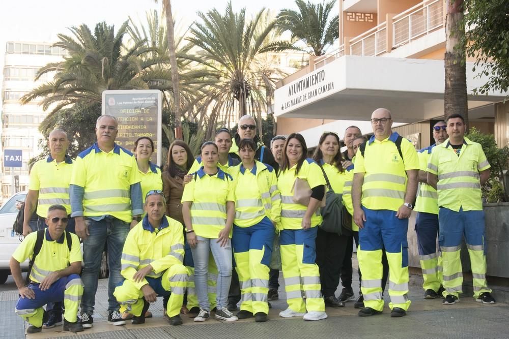 Concentración de trabajadores de limpieza en el Ayuntamiento de Las Palmas de Gran Canaria