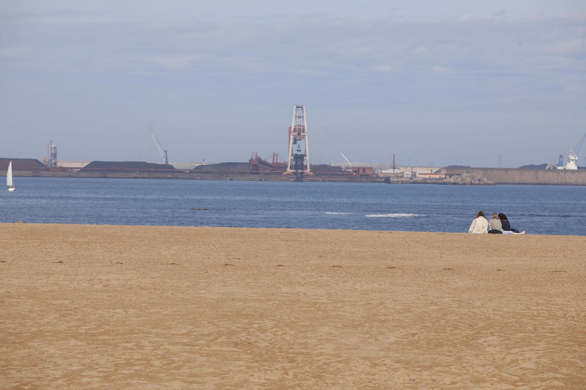 Gijón disfruta de un domingo de sol y calor