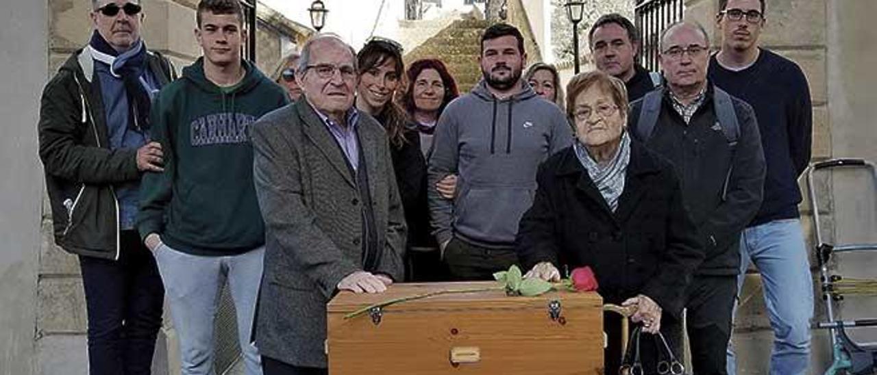 La familia de Joan FerrÃ , en el cementerio de Puigpunyent, con sus restos mortales.