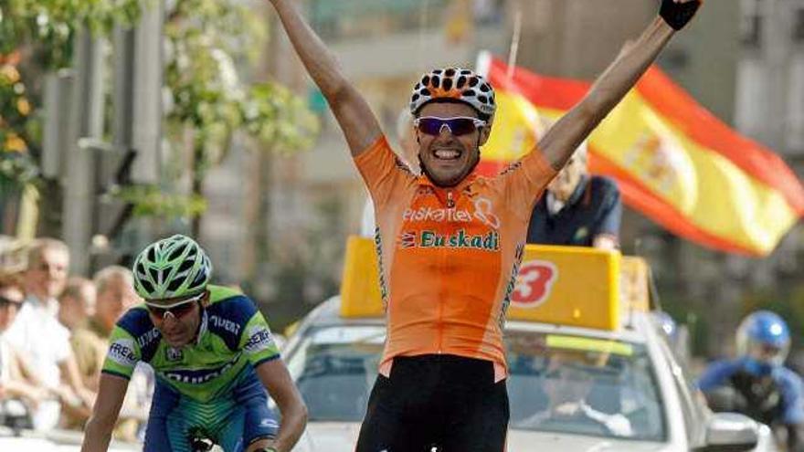 El corredor asturiano del equipo Euskaltel- Euskadi, Samuel Sánchez (d), ante el jienense Manuel Beltrán, Liquigas, celebra su victoria en la decimoquinta etapa de la Vuelta´07, disputada entre la localidad jienense de Villacarrillo y Granada, de 201 kilómetros de recorrido.