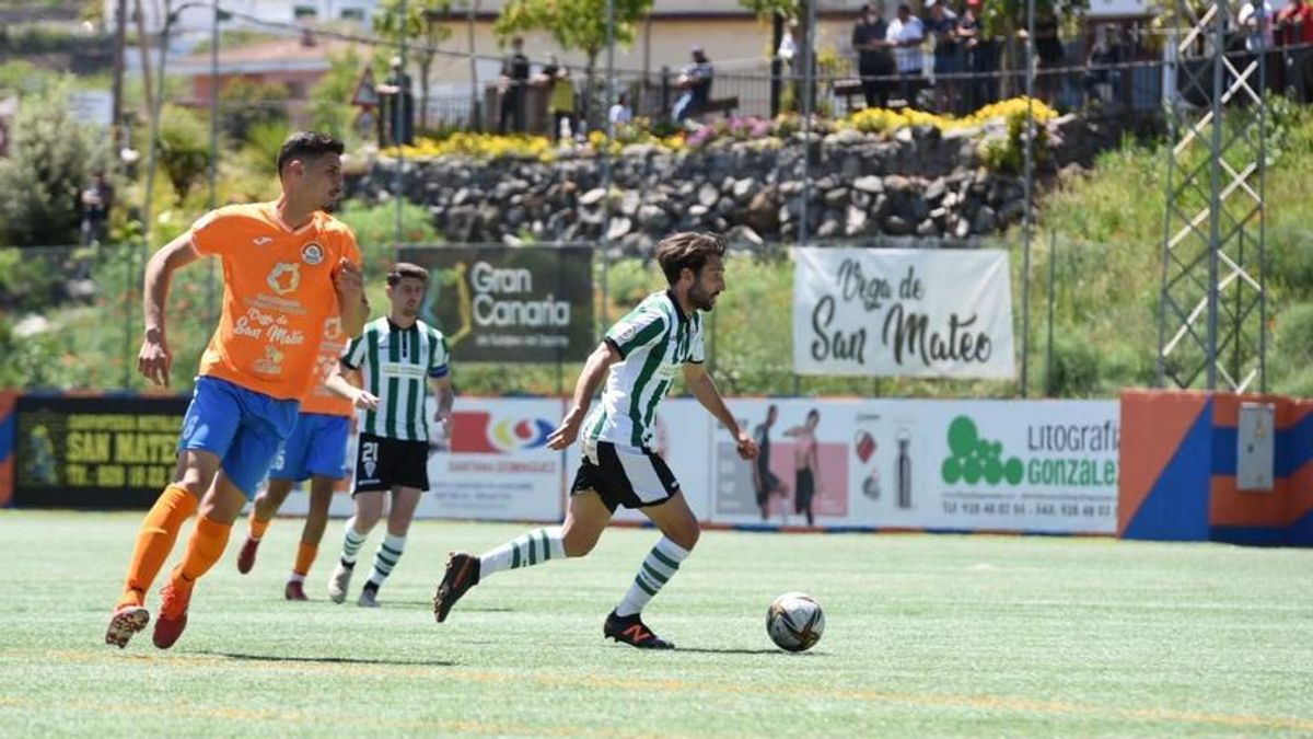 El ex blanquiverde Álex Bernal conduce el esférico durante el Panadería Pulido-Córdoba CF, en Segunda RFEF.