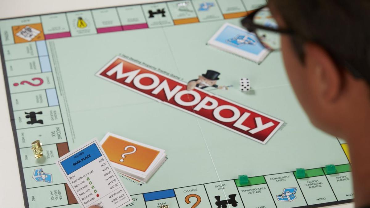 Una persona jugant al Monopoly en una fotografia d’arxiu. | EUROPA PRESS