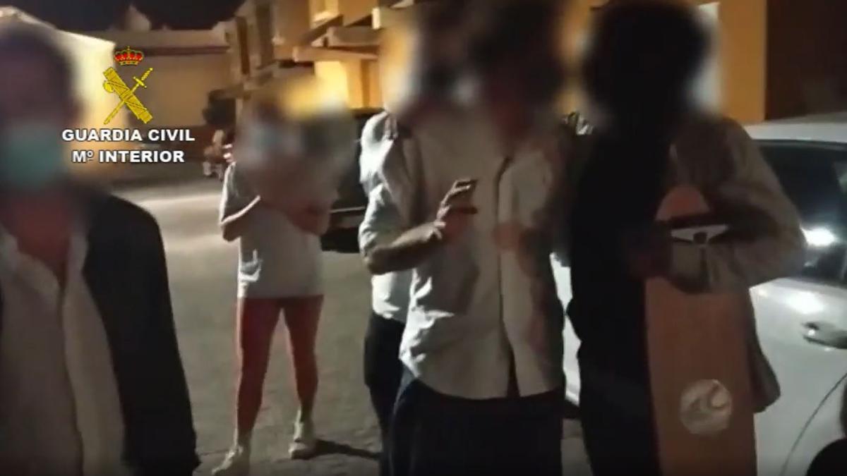 Agentes de la Guardia Civil desalojan una fiesta ilegal en Fuerteventura.