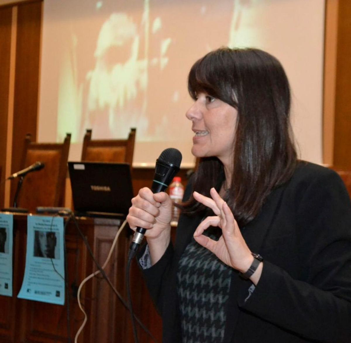 La trabajadora social Olga Hurtado Azategui, durante una charla. | Cedida