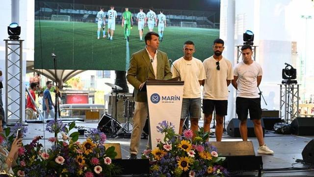 El presidente del Marín CF, Miguel Pazos, con jugadores del club, durante el pregón.