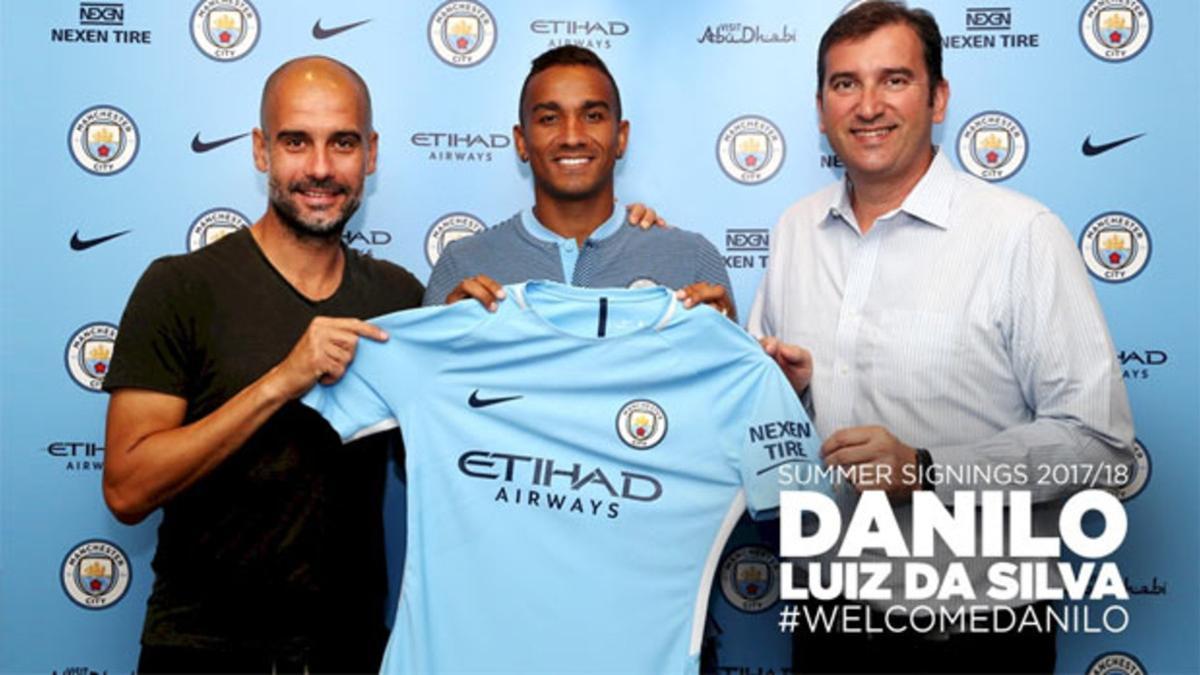 Danilo, con su nueva camiseta, flanqueado por Pep Guardiola y Ferran Soriano, entrenador y director ejecutivo del Manchester City, respectivamente.