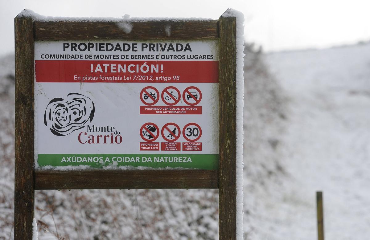 Cartel en el Monte do Carrio en el que se indica la titularidad de los comuneros.