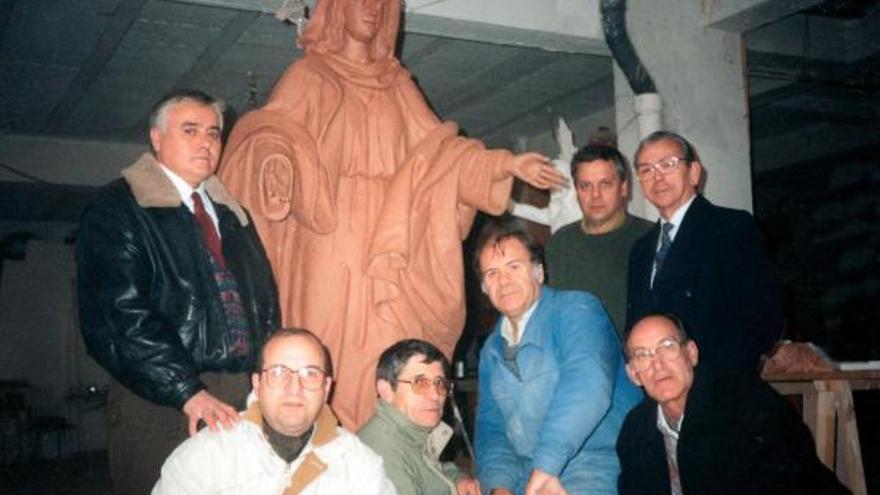 Higinio Vázquez y Justo Palacios (jefe de paso), entre otros, con el primer boceto de la Virgen del Encuentro