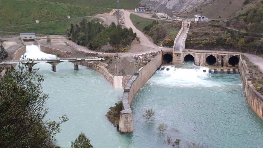 El marzo más lluvioso del siglo en el Pirineo obliga a maniobrar en las presas de la cuenca del Ebro