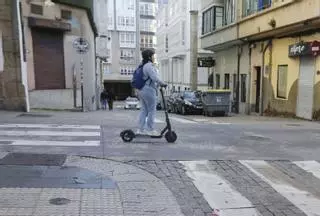 La normativa municipal de patinetes eléctricos de A Coruña prohíbe circular a los “más comunes” hoy en día