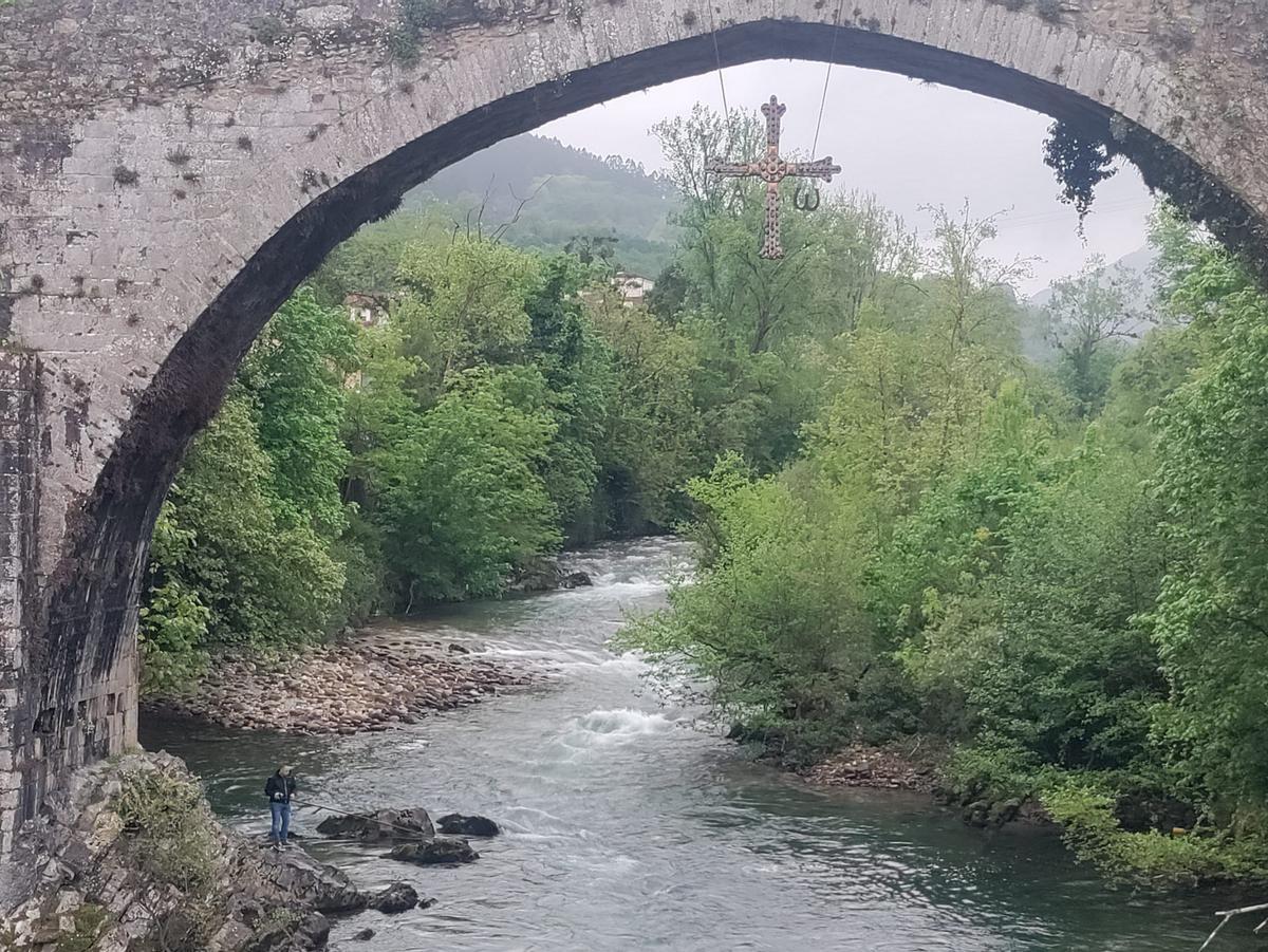 Pescando bajo el puente romano
