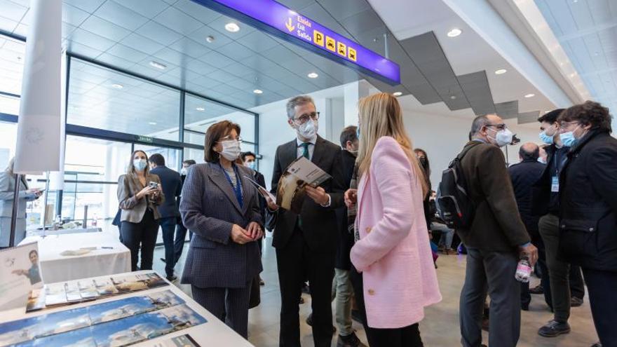 El conseller Arcadi España y la directora general de Aerocas, Blanca Marín. | MEDITERRÁNEO