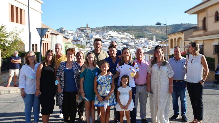 Fátima Gálvez junto a familiares y amigos en Baena.