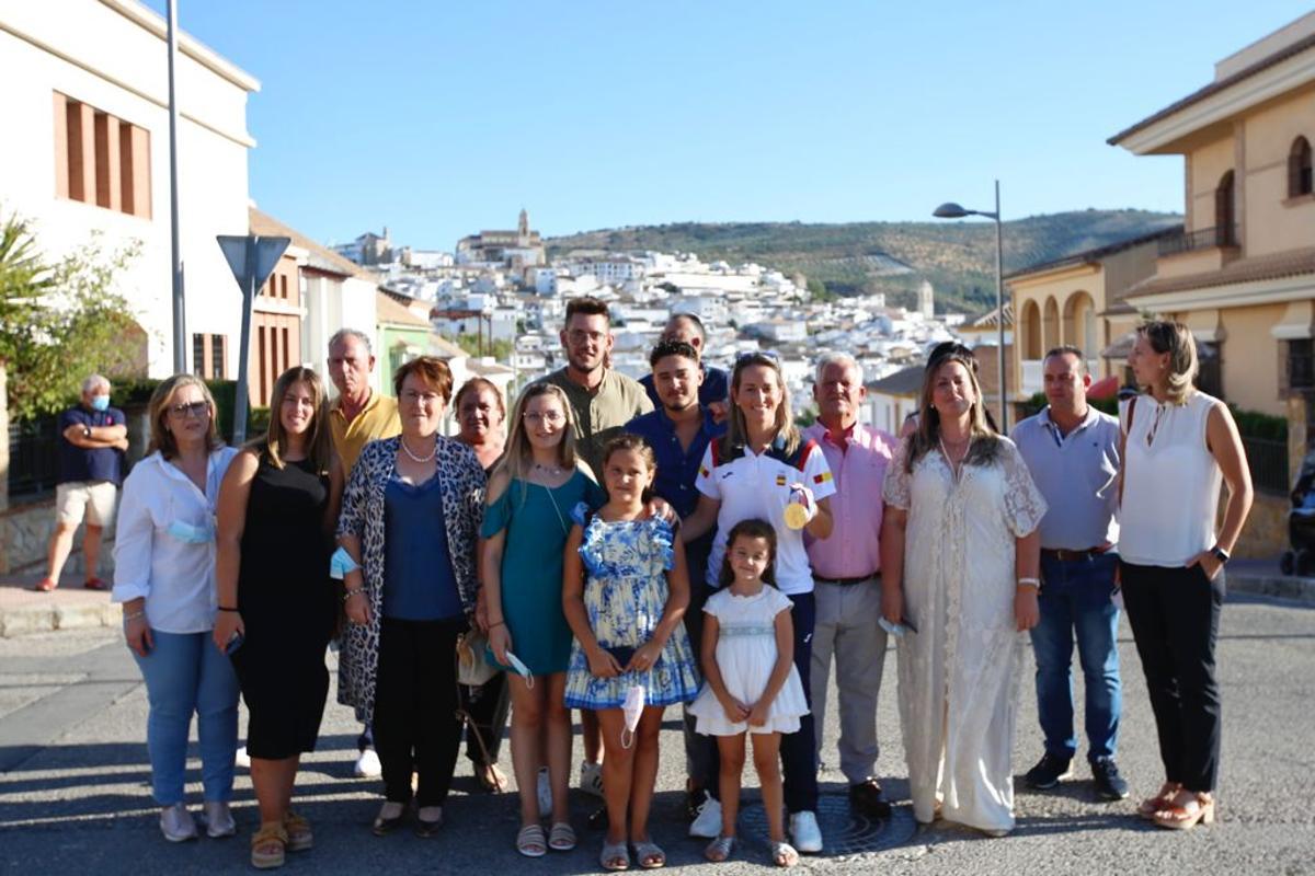 Fátima Gálvez junto a familiares y amigos en Baena.