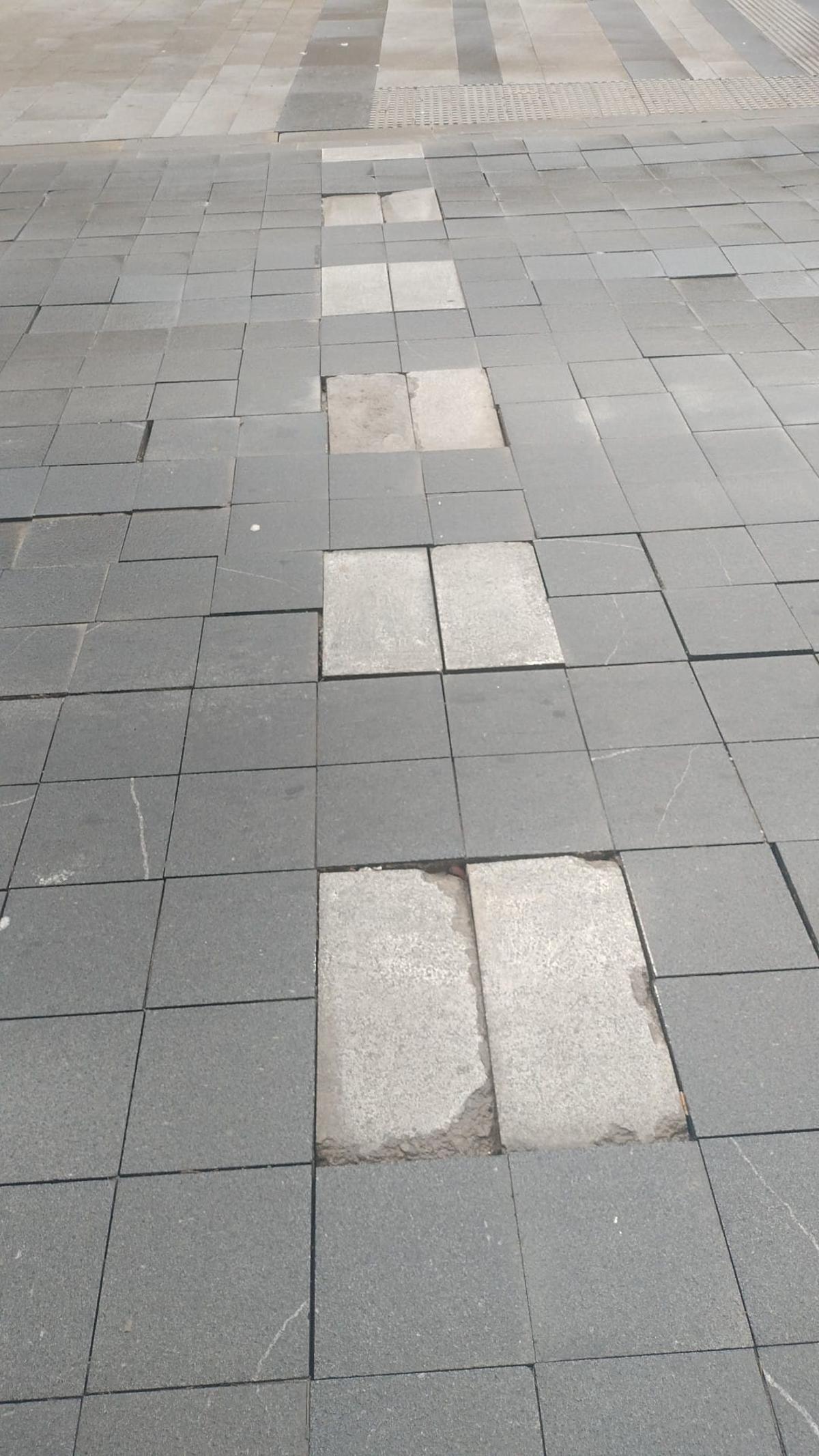 Detalle del pavimento de la avenida de Extremadura, con baldosas deterioradas.