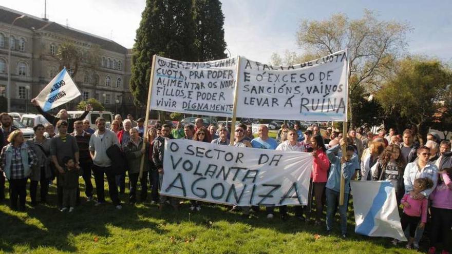 Armadores y pescadores gallegos, apoyados por vecinos de Cedeira, ayer, ante la Xunta en Santiago.