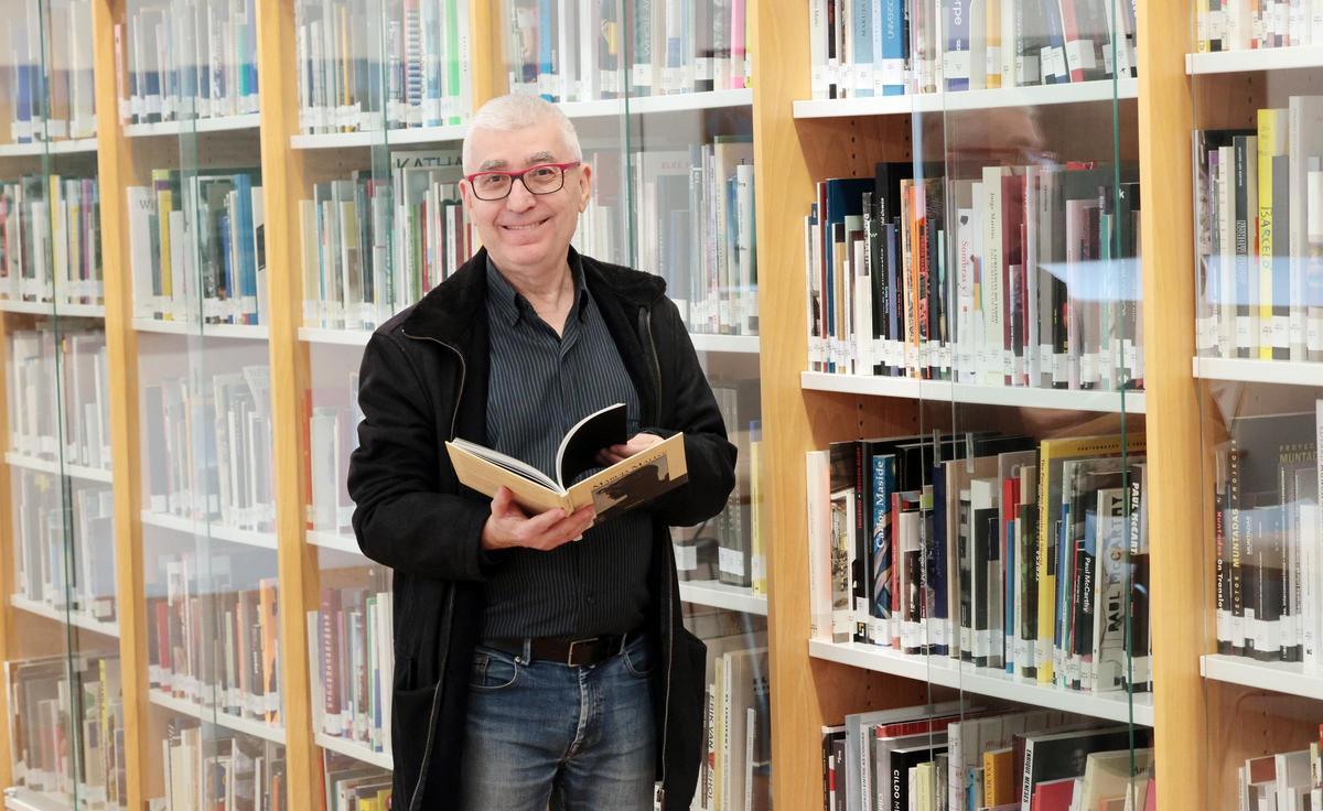 Carlos Bernárdez, na biblioteca do MARCO, cun exemplar dun dos seus libros