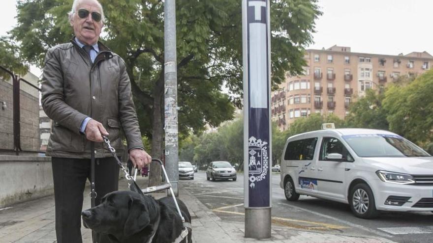 José Vicente Toledo, el invidente afectado frente a una parada de taxis de Alicante, ayer.