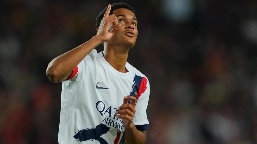 FC Barcelona - PSG | El gol de Senny Mayulu