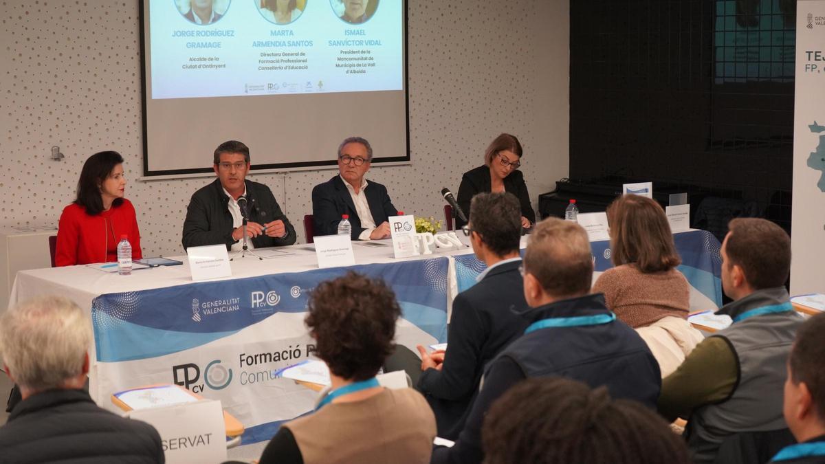 El IES Jaime I de Ontinyent aborda la conexión entre FP, empresas y territorio para impulsar el empleo.