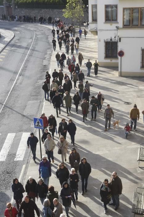 Marea Atlántica organizó la movilización que contó con la asistencia de unas 300 personas para recordar los hitos del "urbanismo depredador" y detener la privatización de la zona portuaria.