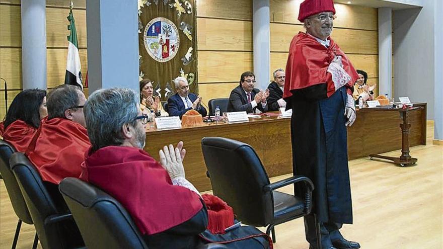 El jurista Santiago Muñoz Machado, doctor honoris causa por la Universidad de Extremadura