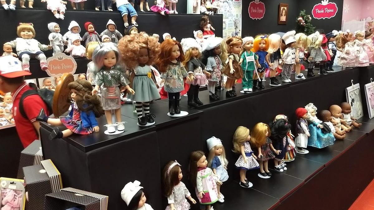 Algunas de las muñecas de Paola Reina.
