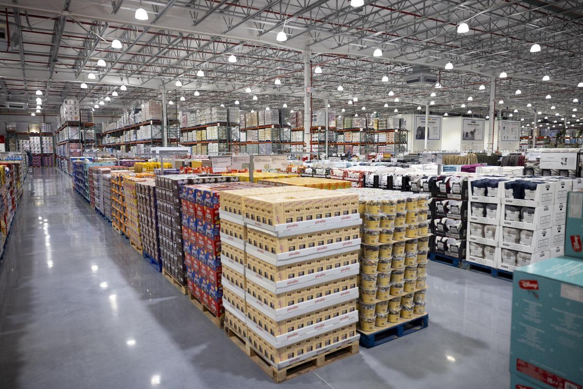 En imágenes | Los secretos del híper de Costco en Zaragoza: formatos XXL, precios bajos y hasta lingotes de oro