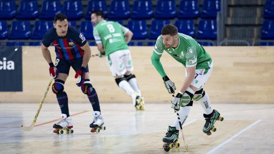 Álex Rodríguez, defendido por Pau Bargalló, en el primer partido de la final de la OK Liga disputado en el Palau. |  // JAVI FERRANDIZ