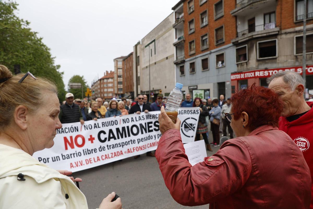 La protesta vecinal de La Calzada por los camiones en el barrio, en imágenes La protesta vecinal de La Calzada por los camiones en el barrio, en imágenes