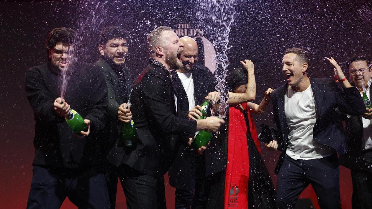 El equipo de la coctelería de Ciudad de México Handshake Speakeasy celebra el premio conseguido en Madrid.
