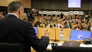 El secretario general de Vox,  Javier Ortega Smith,  durante la protesta de un grupo feminista en el Parlamento Europeo.