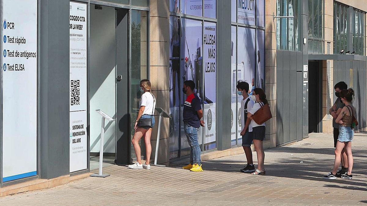 El aumento de contagios y las vacaciones dejan colas para hacerse pruebas de la covid, ayer.  | F. CALABUIG