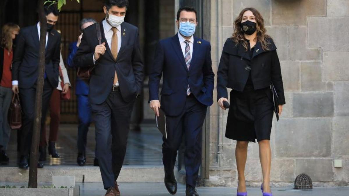 El 'president' de la Generalitat, con el 'vicepresident', Jordi Puigneró, y la 'consellera' de Presidència, Laura Vilagrà, a su llegada a la reunión del Govern de este 12 de octubre de 2021.