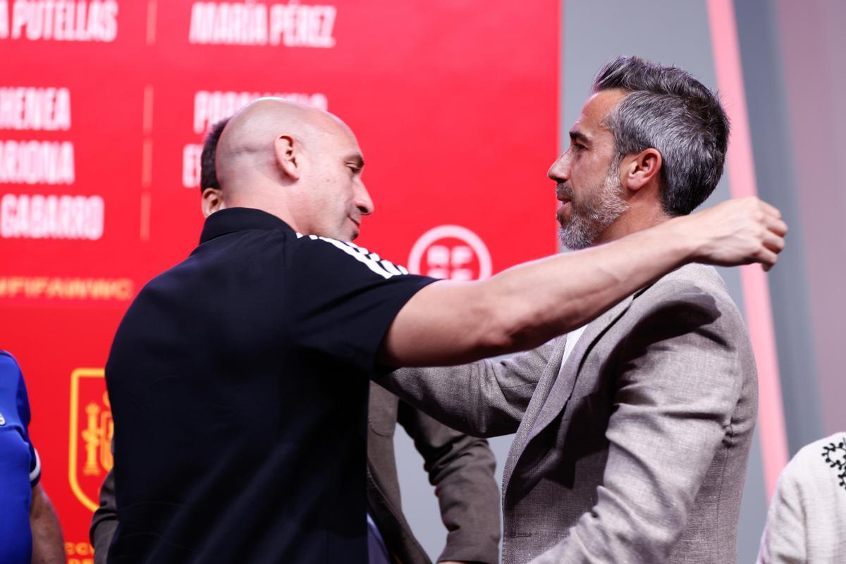 El seleccionador español, Jorge Vilda, saluda a Luis Rubiales.