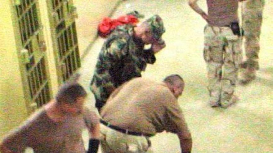 Imágenes de abusos a iraquíes en Abu Ghraib difundidas en 2004