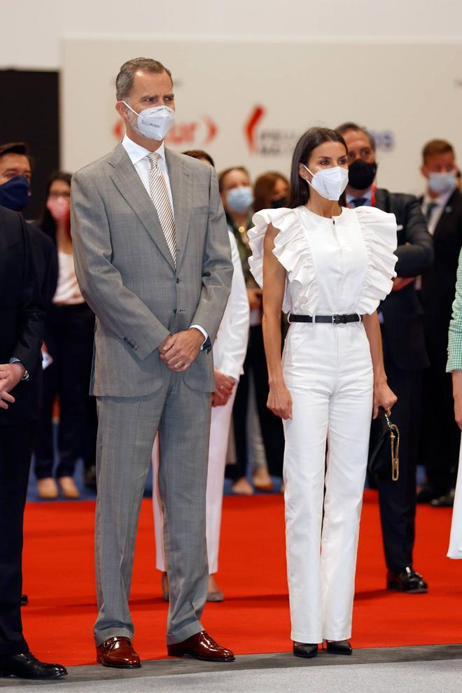 El rey Felipe VI y la reina Letizia, con mono de The IQ Collection, la firma de Inés Domecq, en FITUR 2021