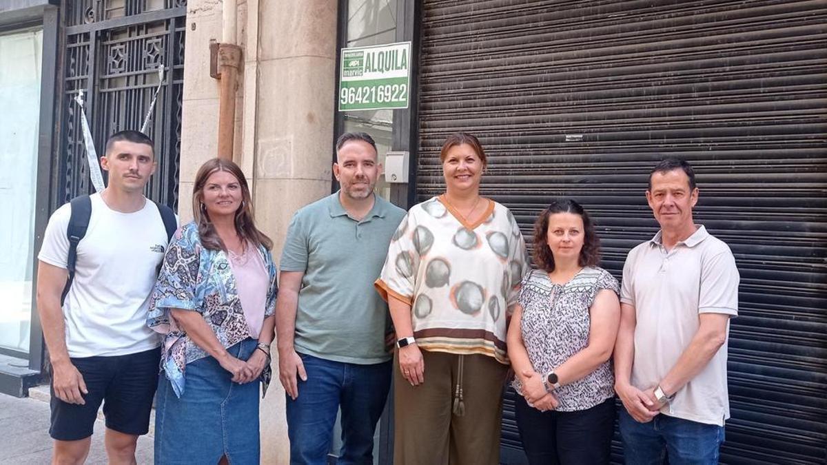 Ribes, Ribera, Simó, Puerta, Barabás y Segura, este martes tras la rueda de prensa, enfrente de un comercio cerrado.